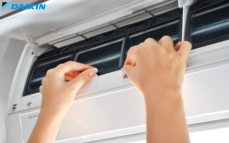 Vệ sinh bộ lọc định kỳ để tối ưu khả năng làm mát cho máy lạnh 